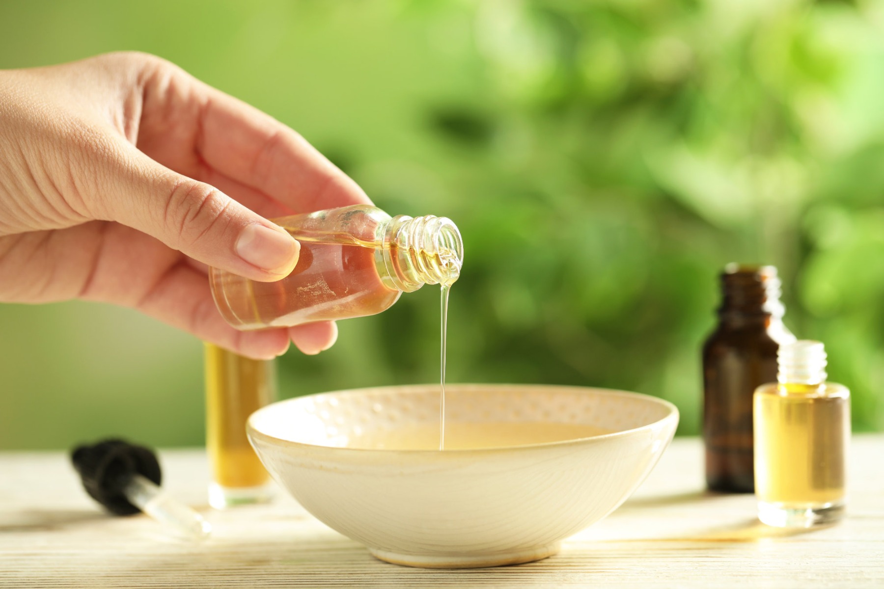 Öle für die Aromatherapie Gießen von Öl in Schüssel zur Aromatherapie